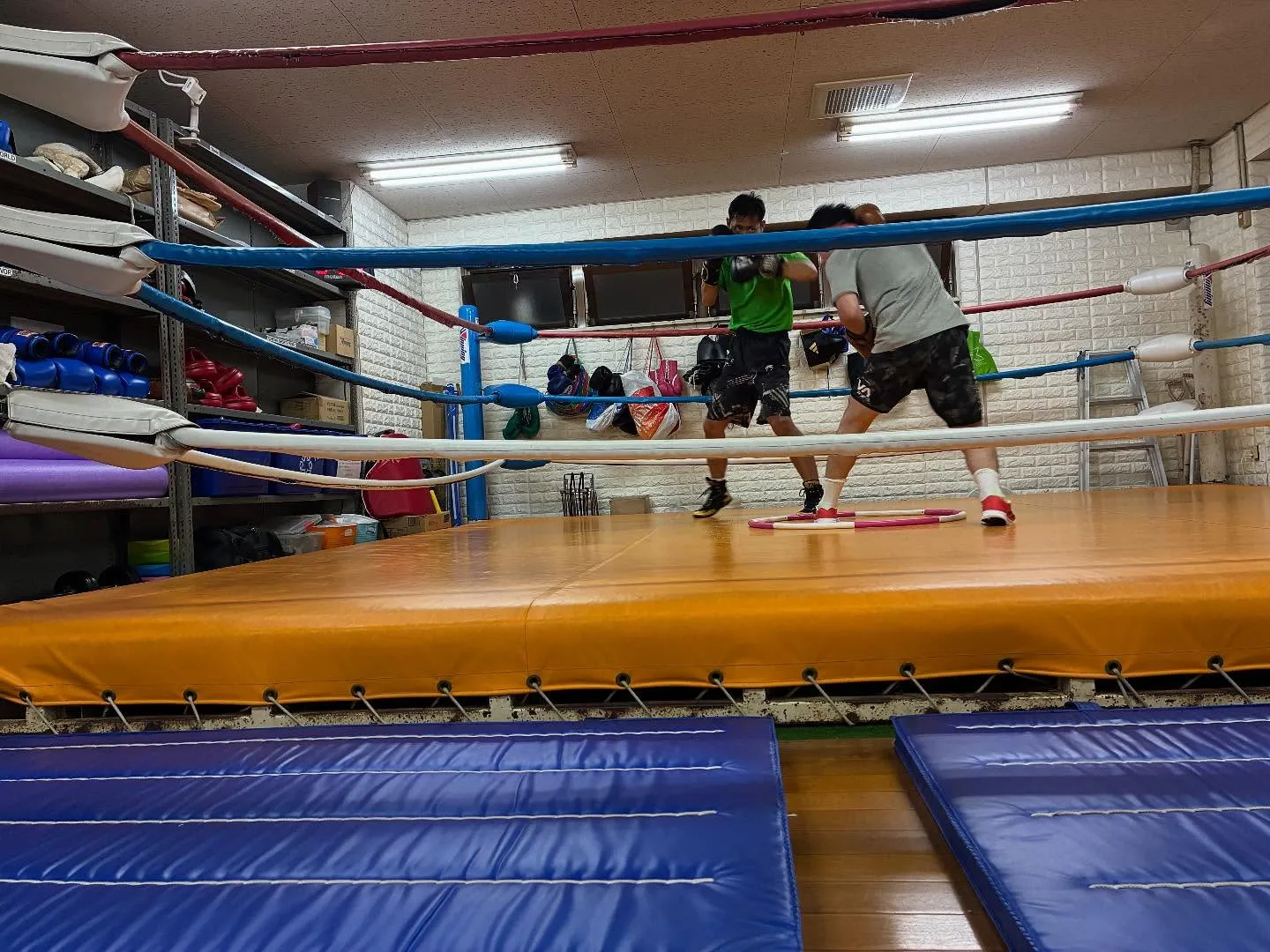 ボクシングミット打ち