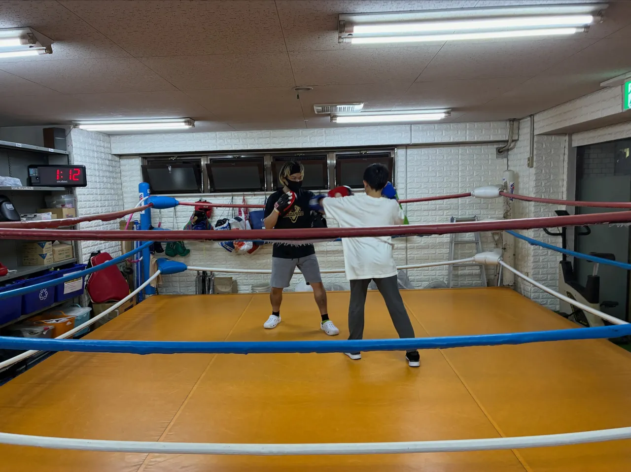 キッズボクシングミット打ち