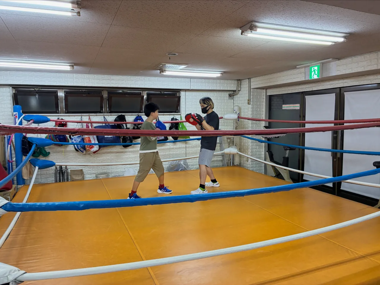 キッズボクシングミット打ち